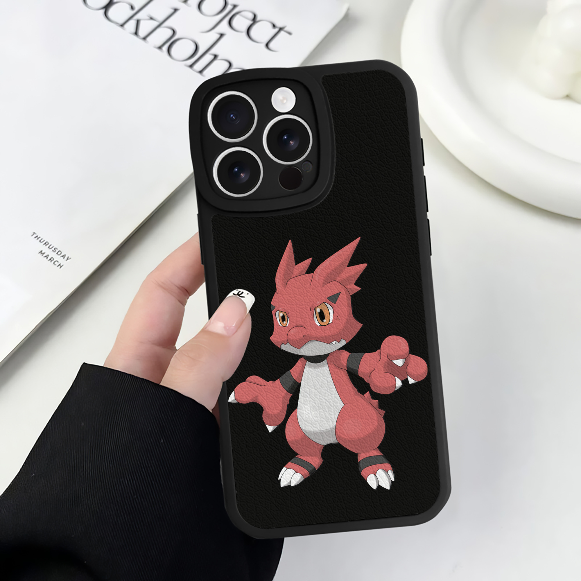 （画像用） Digimon デジタルモンスター/デジモン 【iPhone 16シリーズ対応】シリコンスマホケース（レザー調） 材質：シリコン